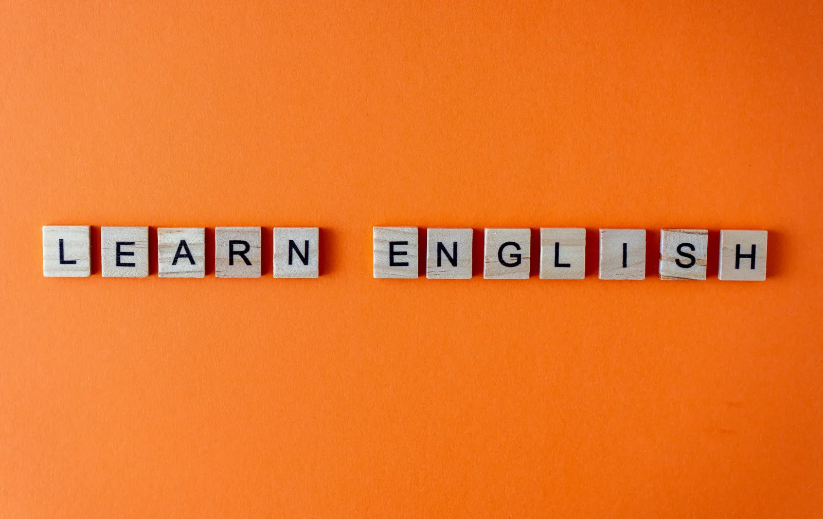 Letras que forman una palabra en inglés con fondo anaranjado.