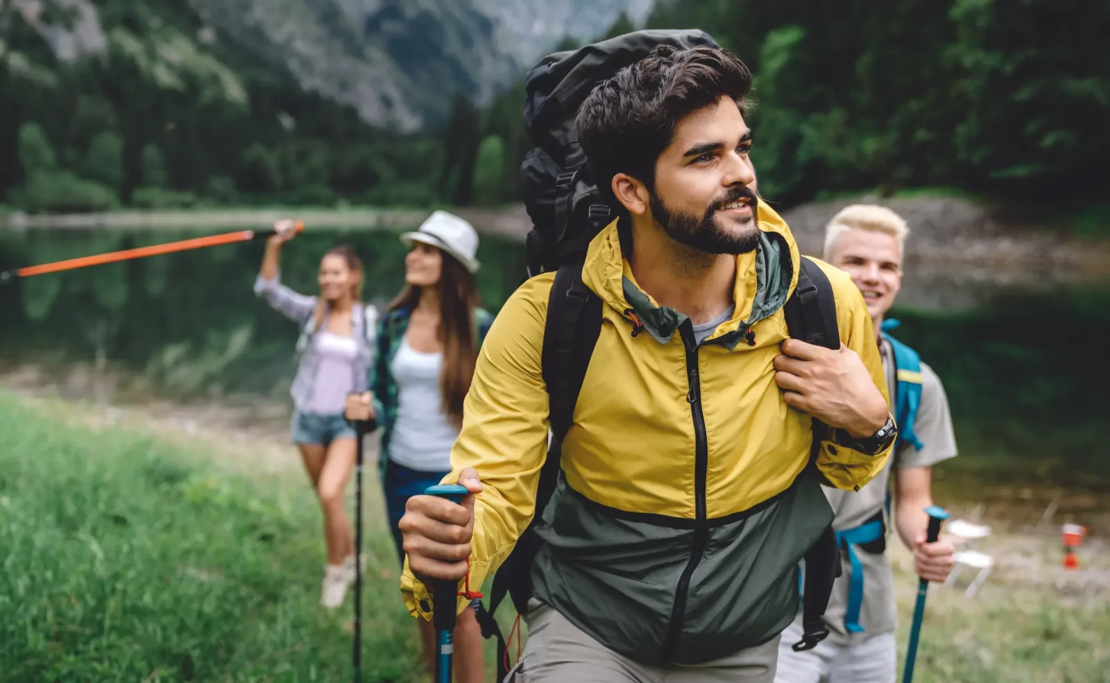 Grupo de amigos haciendo acampada en las montañas. Perfil profesional