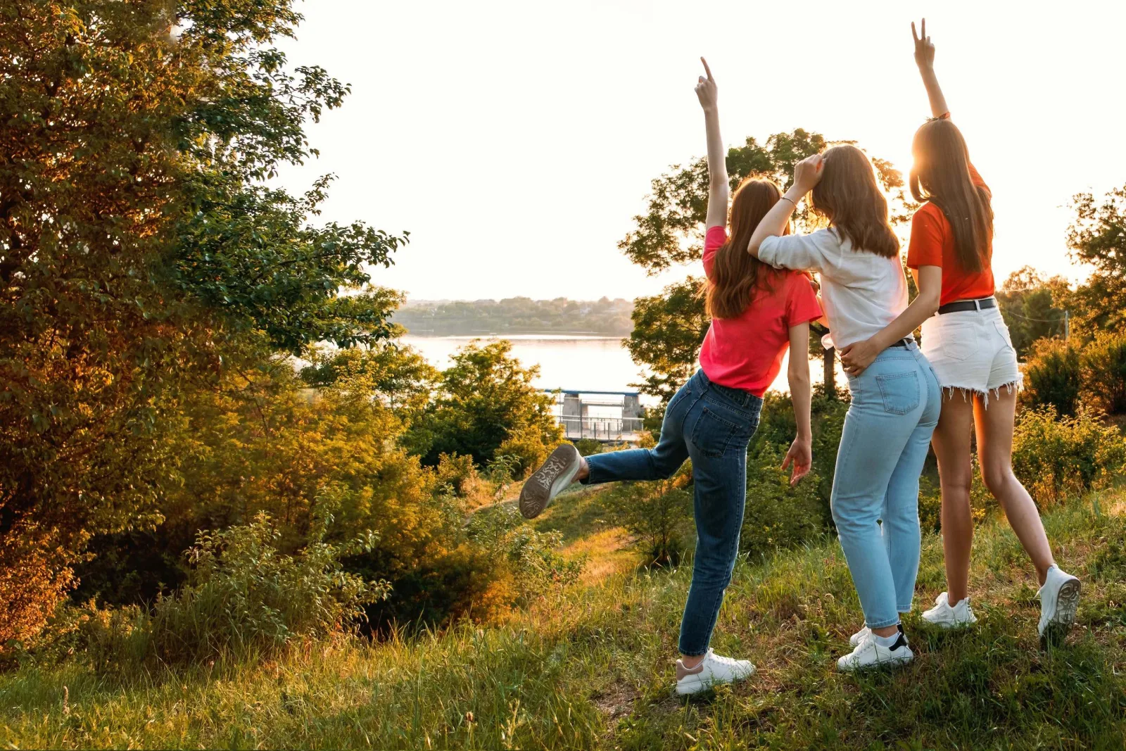 Tres amigas con jeans en una motaña