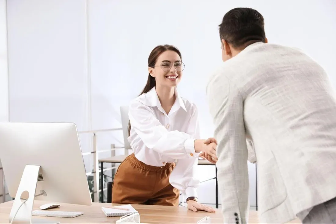 Practicante cerrando un acuerdo profesional con un apretón de manos